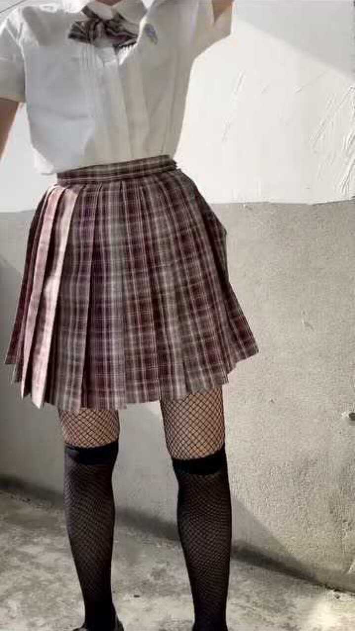 女装大佬:渔网袜配黑丝搭格裙,真的很好看