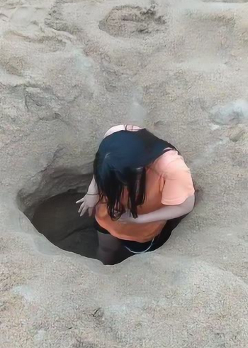 沙滩上挖坑的美女,本想解决小便问题,谁知道被围观!
