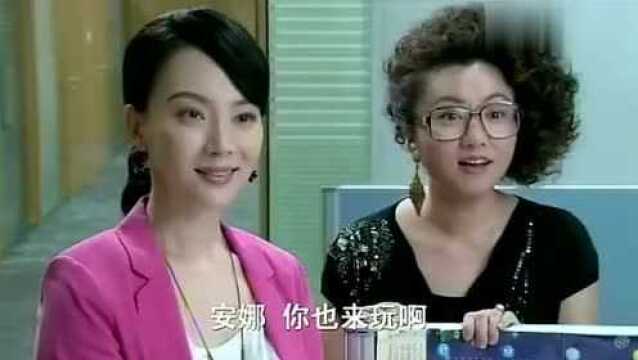 丈夫跟女下属在公司加班,不料妻子来了,丈夫慌了