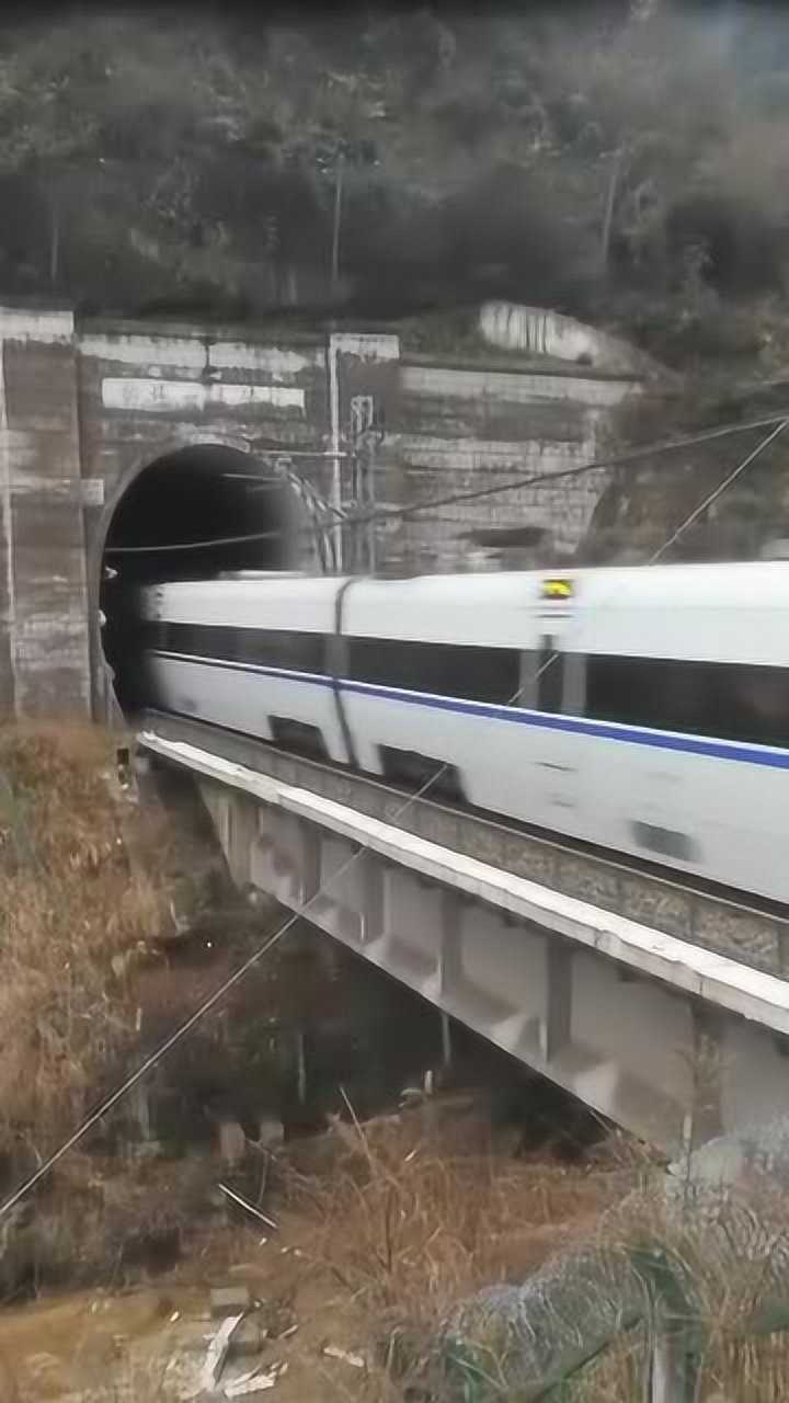 刚出隧道的高铁,被这闪电般的速度震撼到了,太牛了