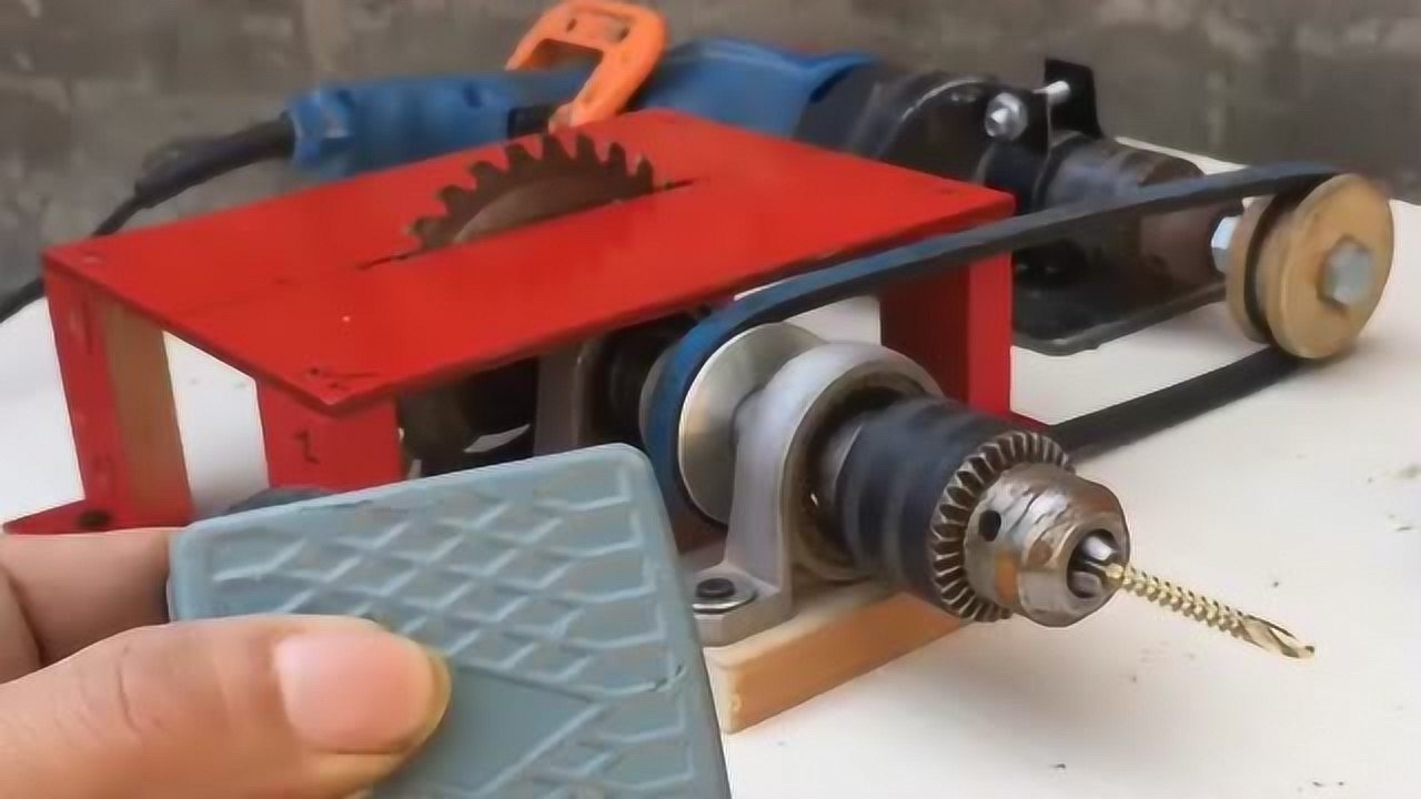 不好用的电钻改装成小台锯,没想到结果竟然这么实用!