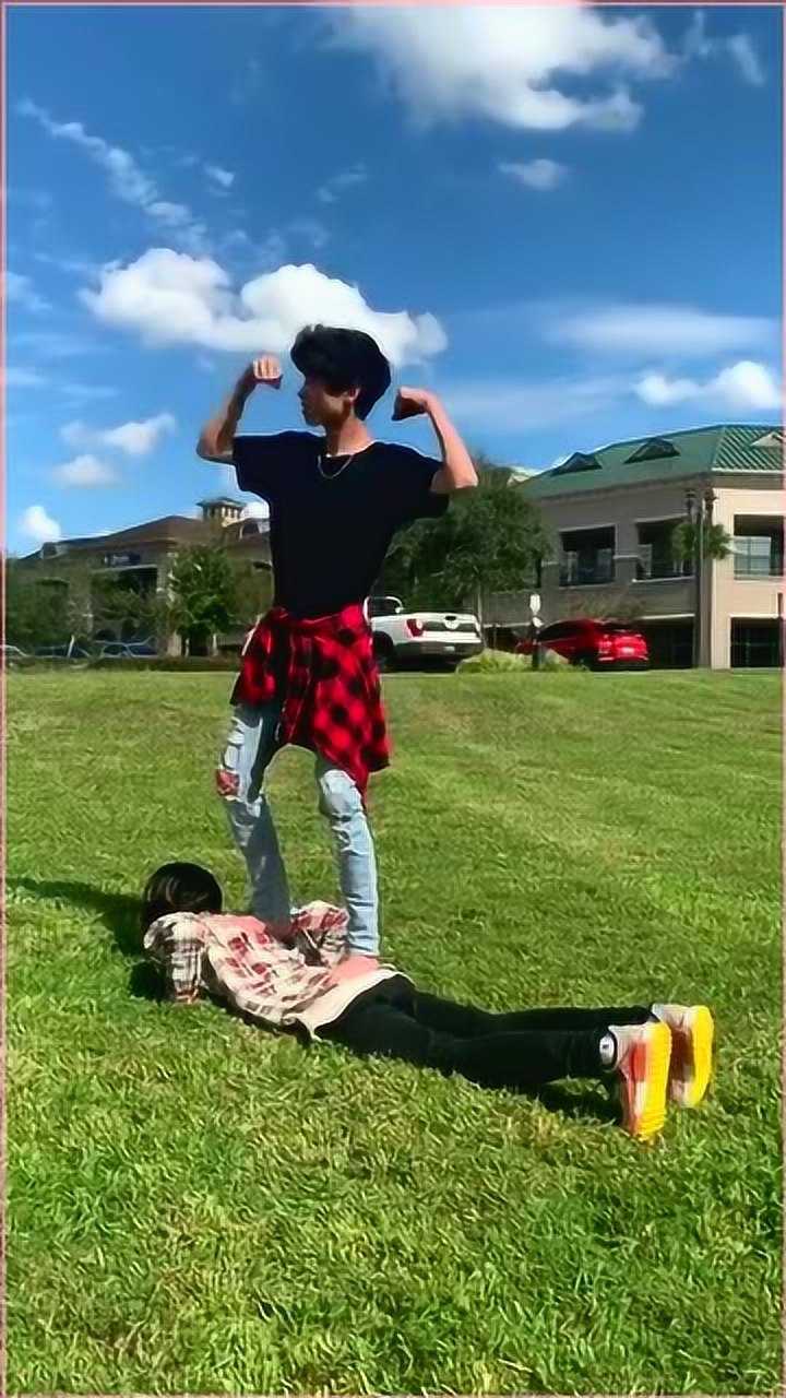 老外在大草地上直接踩朋友的后背