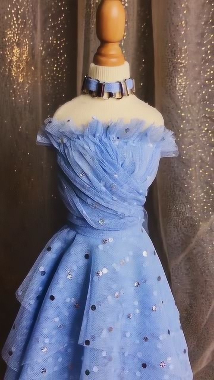 芭比娃娃设计一个超级好看的晚礼服这个蓝色真的超梦幻