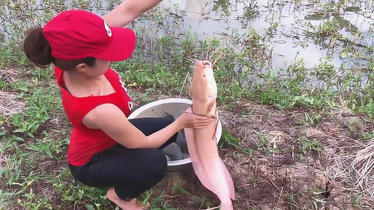 越南美女捕鱼每次都是大丰收所用的神器就是简单的几个饮料瓶