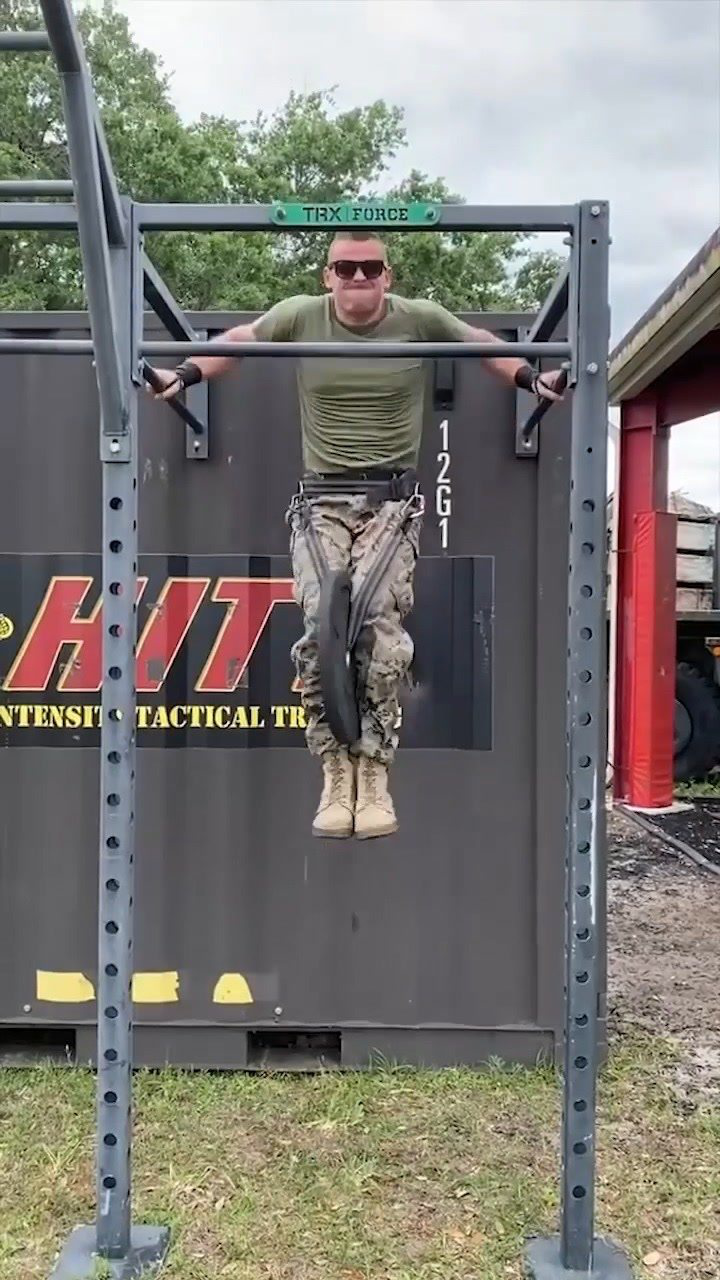 国外兵哥哥挑战负重引体向上高难度动作帅气完成