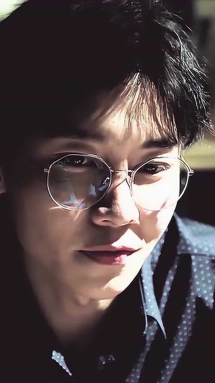 刘怡潼推眼镜的姿势太帅了祖传爸爸的反派角色