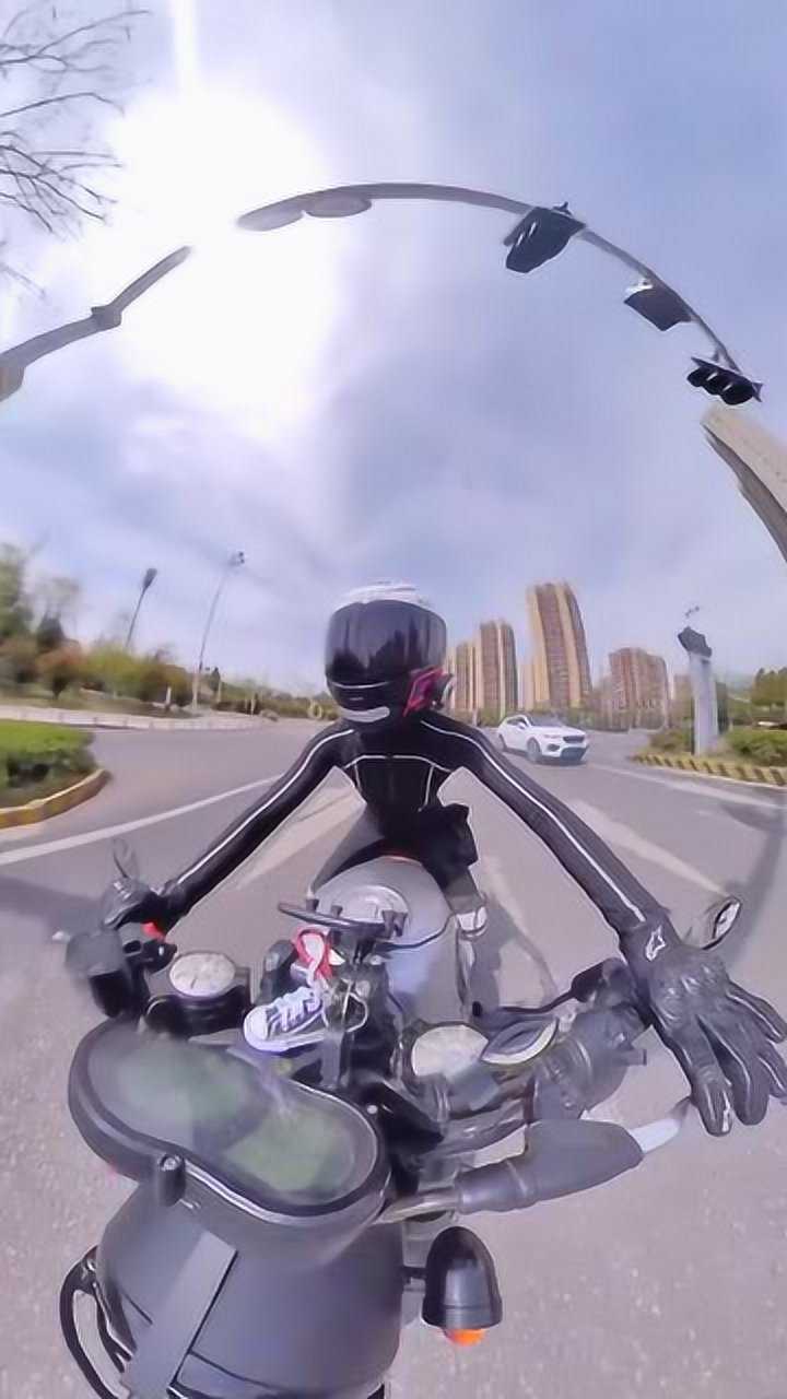 轿车老司机挑战女骑士当女骑士弯腰的时候结局就注定了