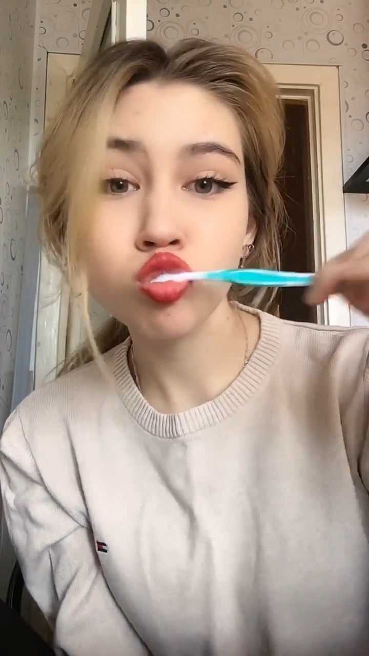 看看俄罗斯女孩是如何刷牙的