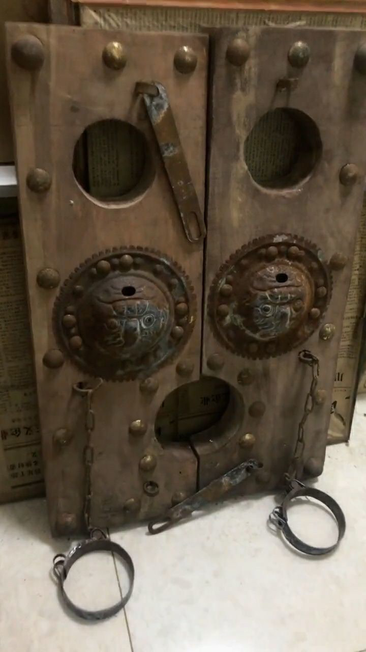 旧货市场淘来的一套枷具是以前用来锁犯人用的