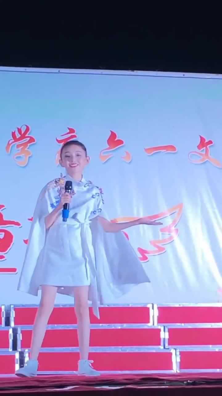 当个明星就是好,童模宋小睿在学校表演节目,下面的学生都尖叫了
