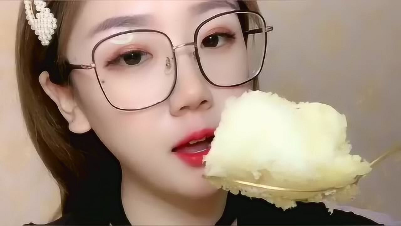 吃货小姐姐直播吃黄色沙冰,冰冰凉凉的超过瘾,夏天的最爱!