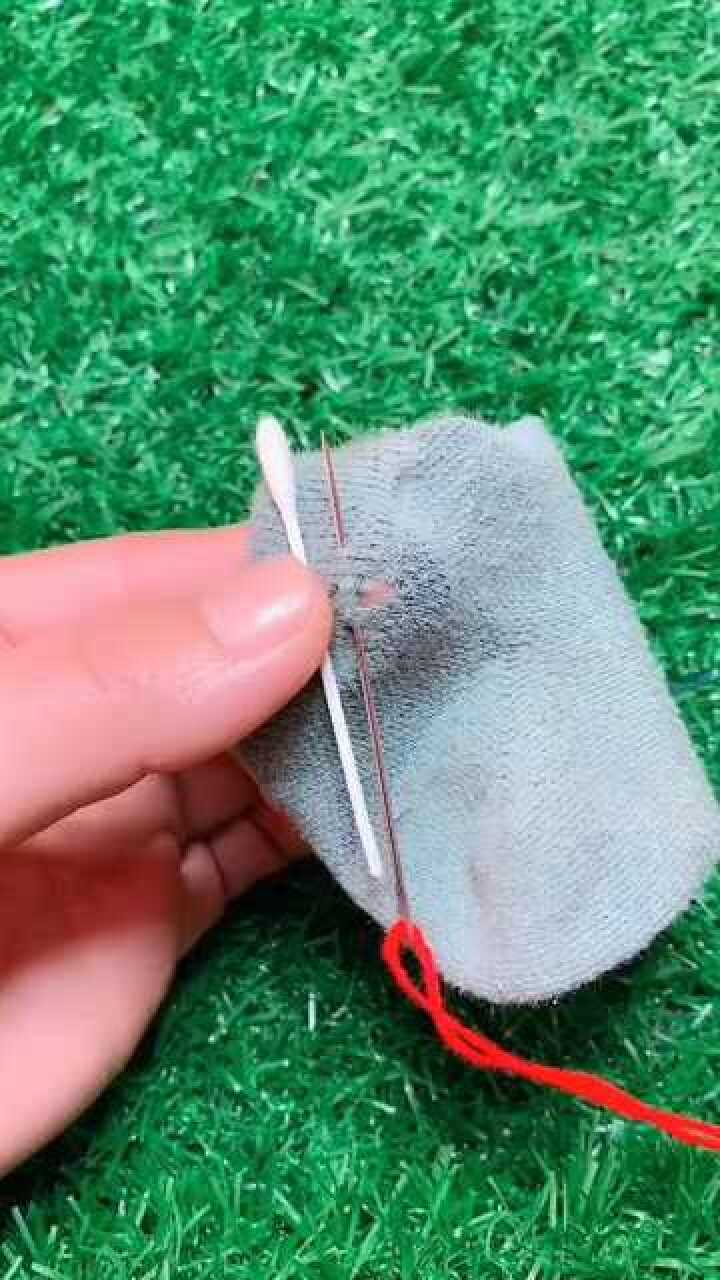 小孩子的袜子破洞了这样补,看起来超级漂亮