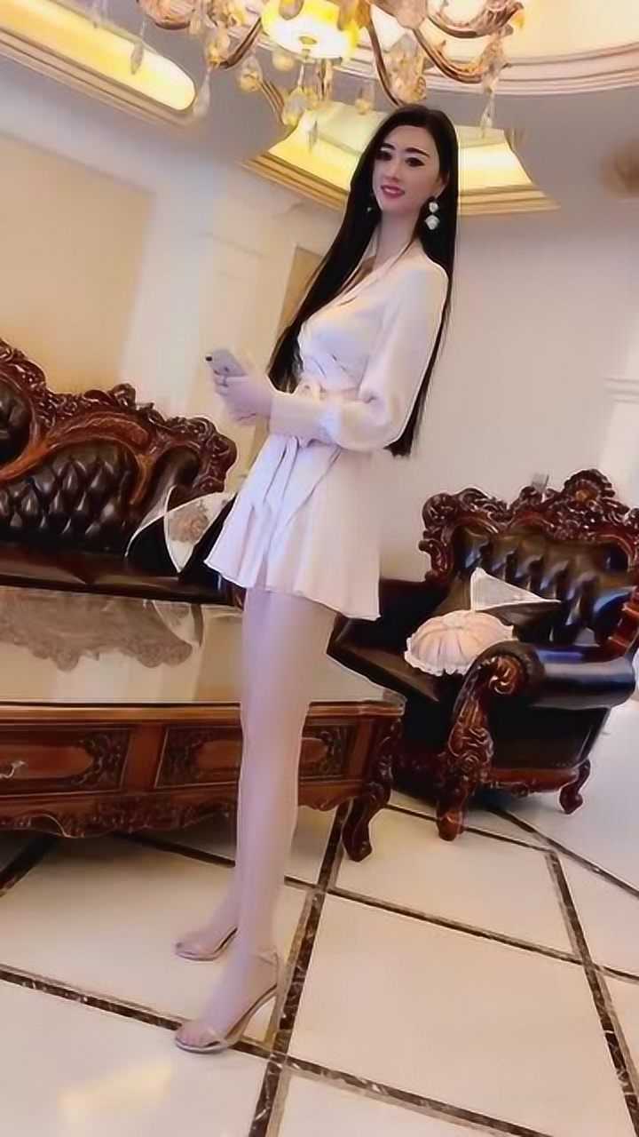 身高2米的美女,腿长1米5,究竟怎么长的