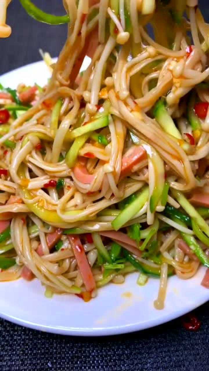 天气越来越热,今天来一款好吃的凉拌金针菇,打开你的味蕾!