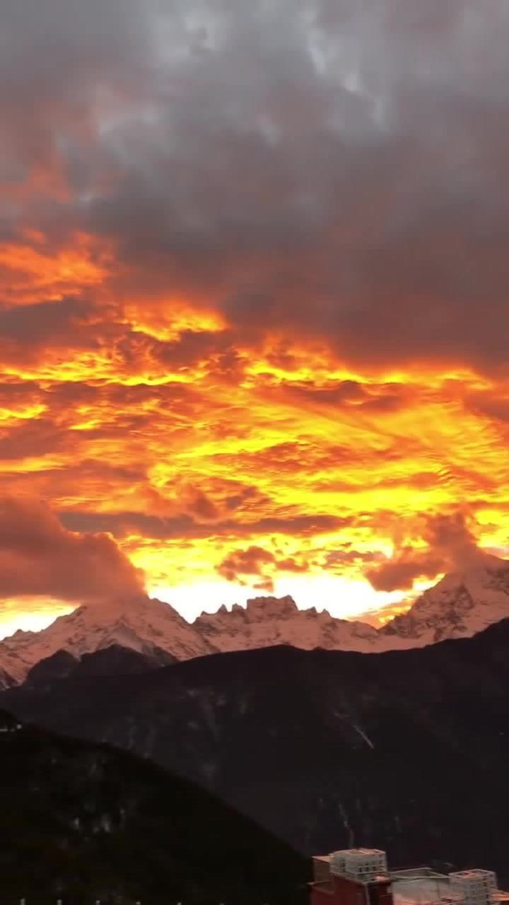 梅里雪山的火烧云啊啊啊凤凰涅盘