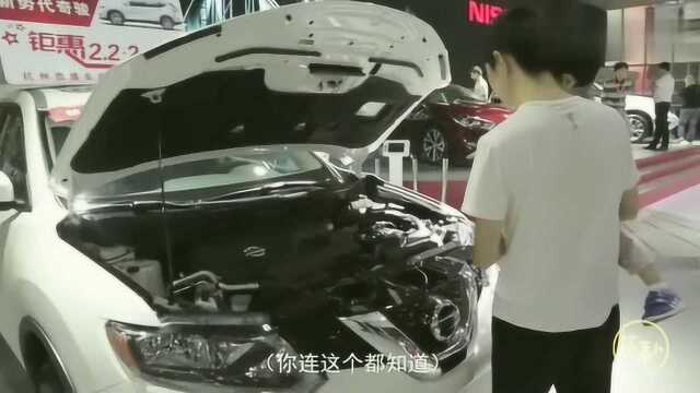 小萌娃酷爱汽车,熟知汽车零配件的位置