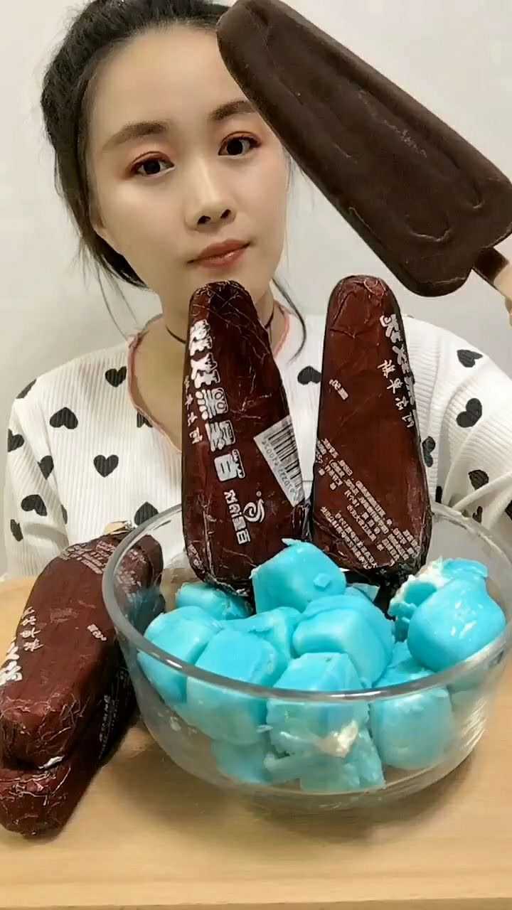 今天我们来吃一根黑玫瑰雪糕白吃也不会腻