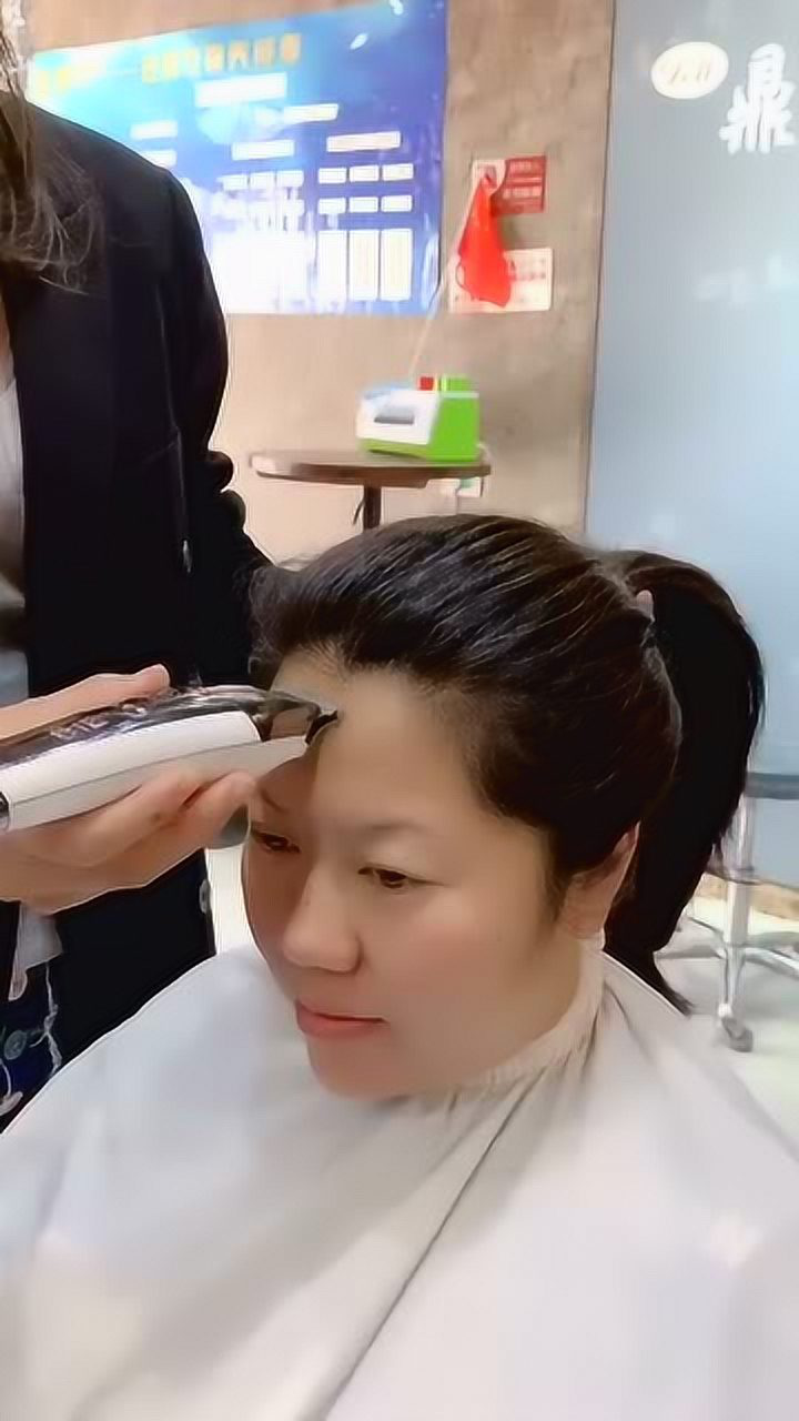 每个剃光头的女人都是有故事的人这位姐姐太勇敢了