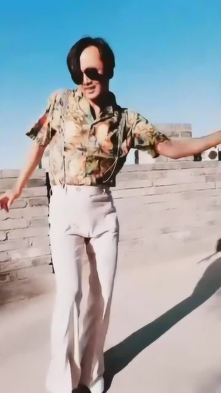 八十年代的迪斯科网友熟悉的花衬衫喇叭裤收音机