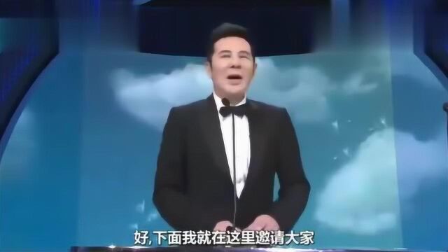 “教父”甘国亮上台颁奖,吴君如激动,太有地位了!