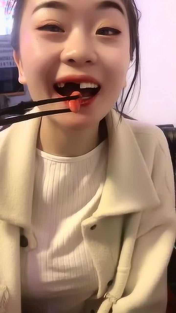 美女没有大门牙吃香肠惊人
