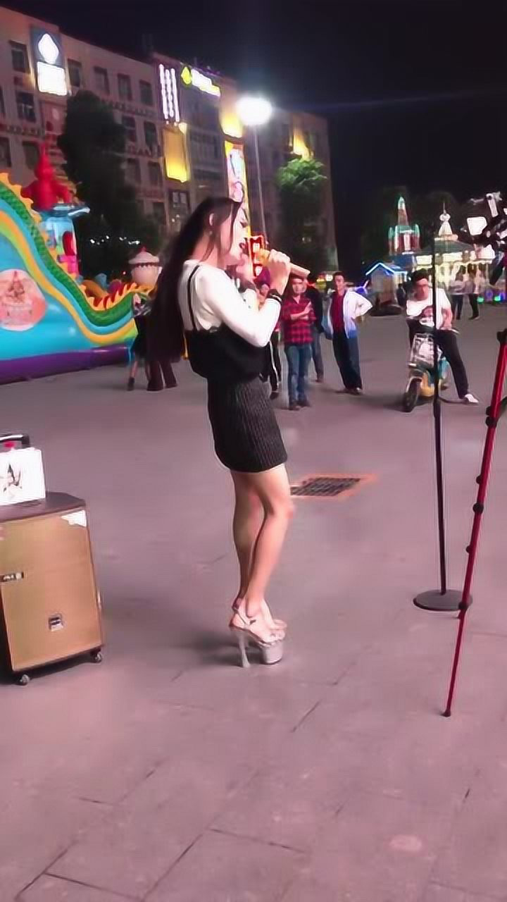 女装大佬穿18cm高跟鞋表演,那双大长腿成功吸引了我的注意