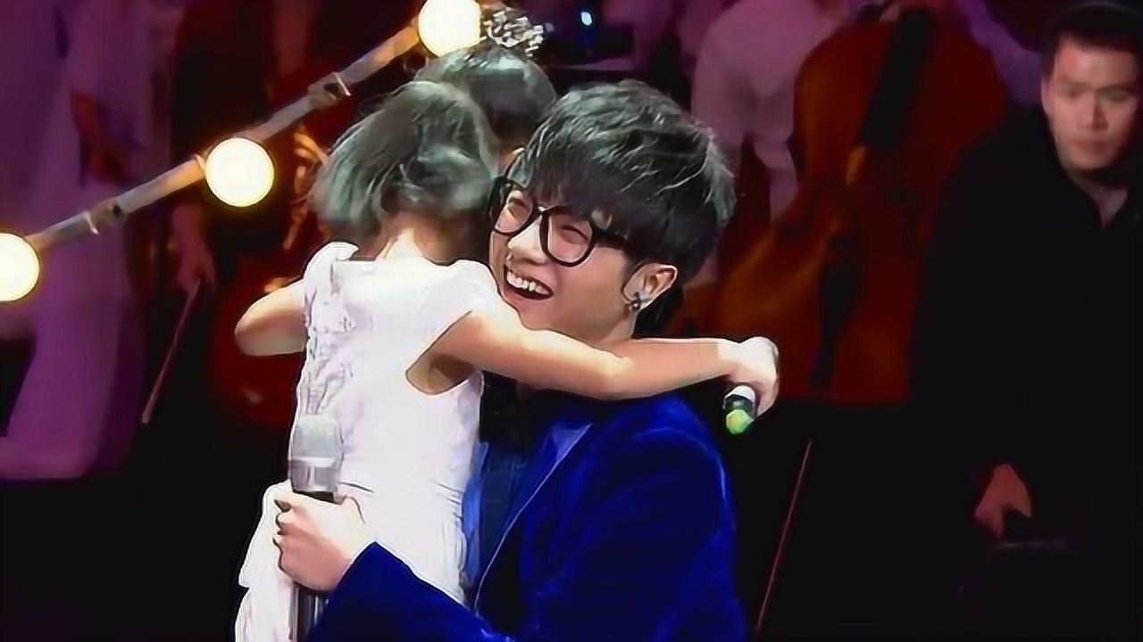 快男华晨宇全家现场助阵花花一把抱起妹妹要不要太暖