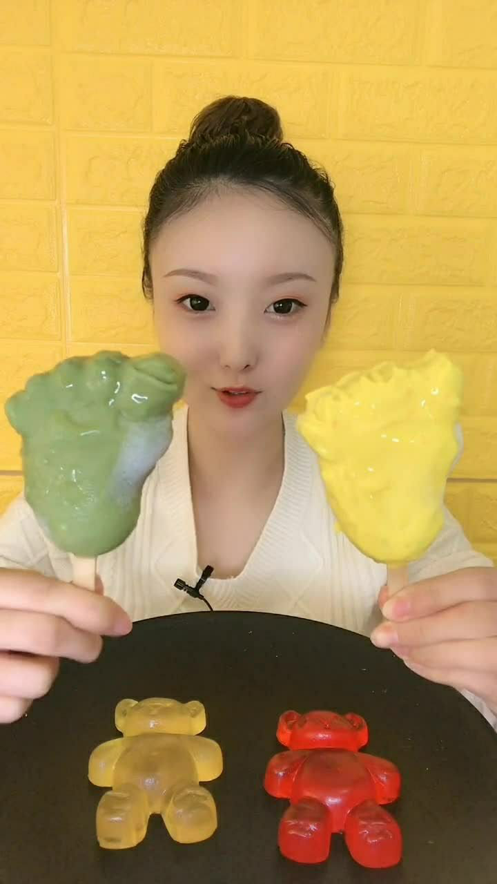 这是自己制作的小脚丫雪糕,吃起来凉凉的感觉