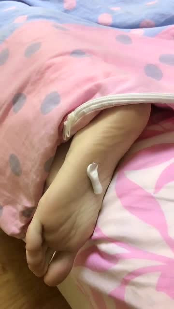 美女睡着后老公在其脚底抹牙膏,结果尿床太尴尬!