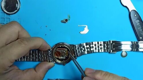 铁达时titus石英表不走时的维修过程