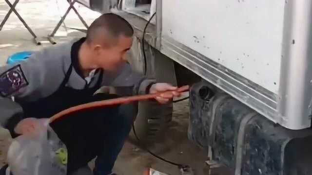 福建修理货车的司机师傅,用这操作在油箱取油,清洗拆卸下来的零部件