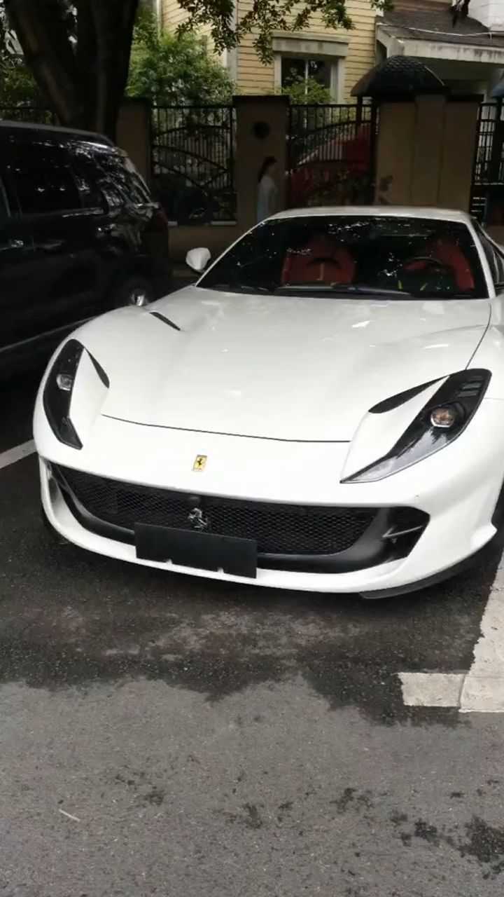 白色越马法拉利812法拉利812