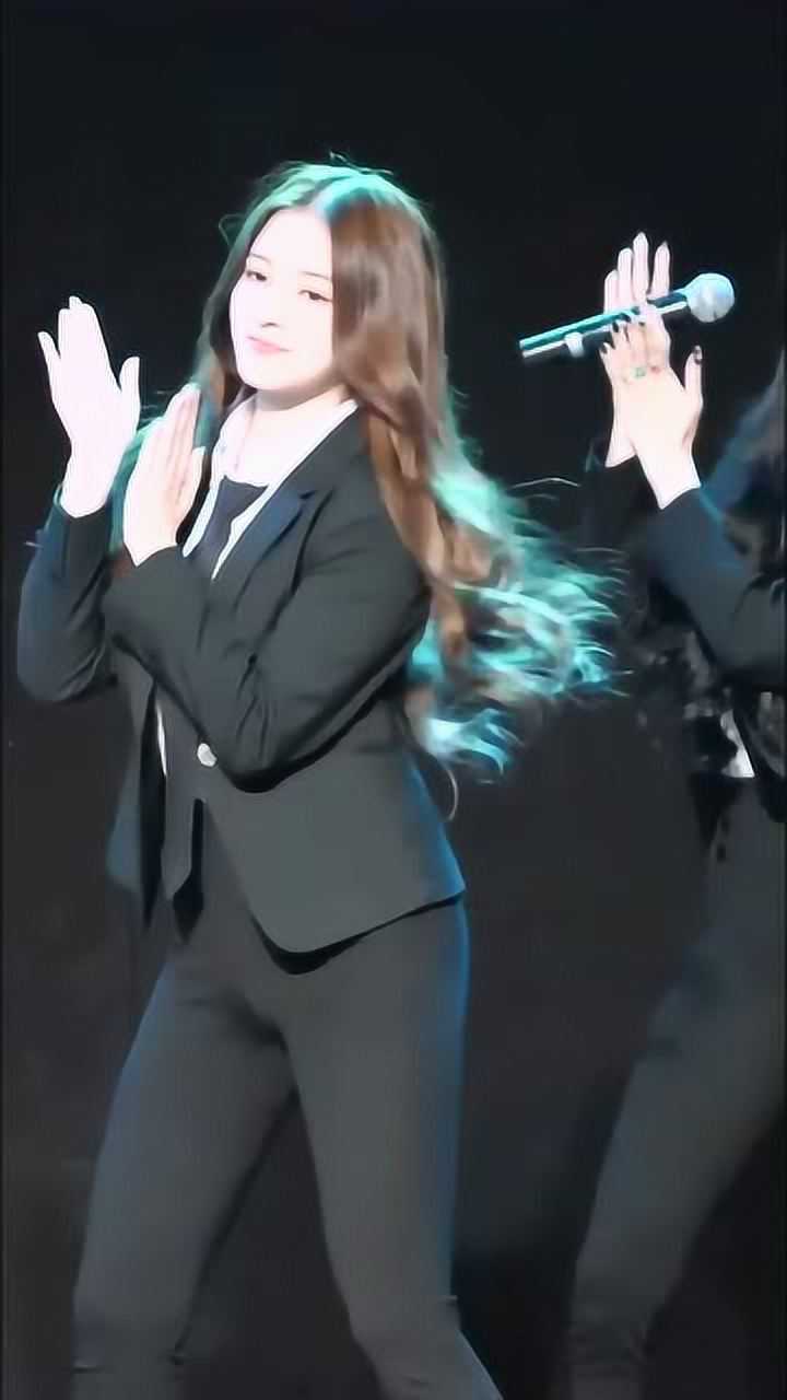 穿上西装的李承利魅力更大了