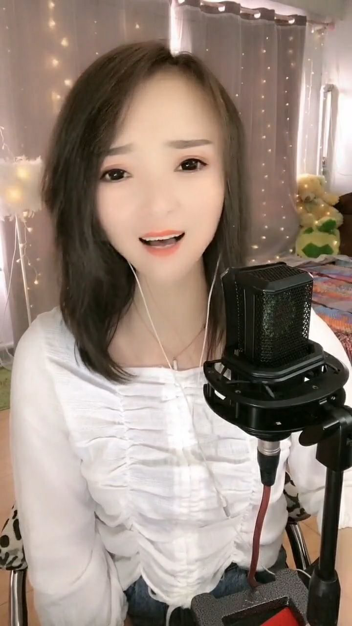 大眼睛的女生唱歌真好听,我很喜欢