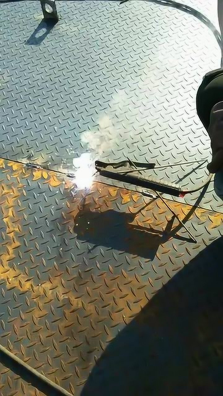 工地上的八级焊工看到焊钢板我笑喷了这技术真是没谁了