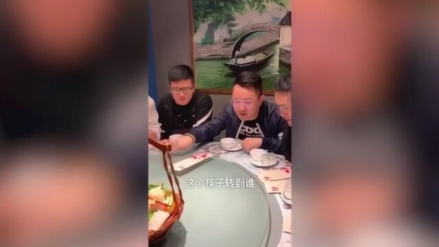 吃饭就吃饭,唱歌是什么意思啊?