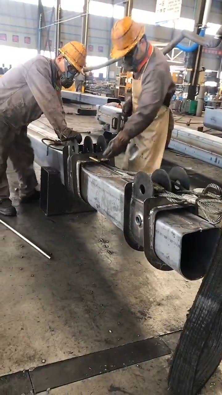 原来吊车的大臂是这样组装的,真是个技术活呀