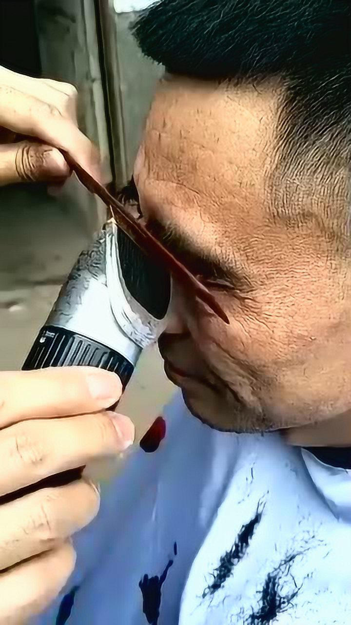 老大爷的长寿眉被托尼老师剪坏了要不要赔钱