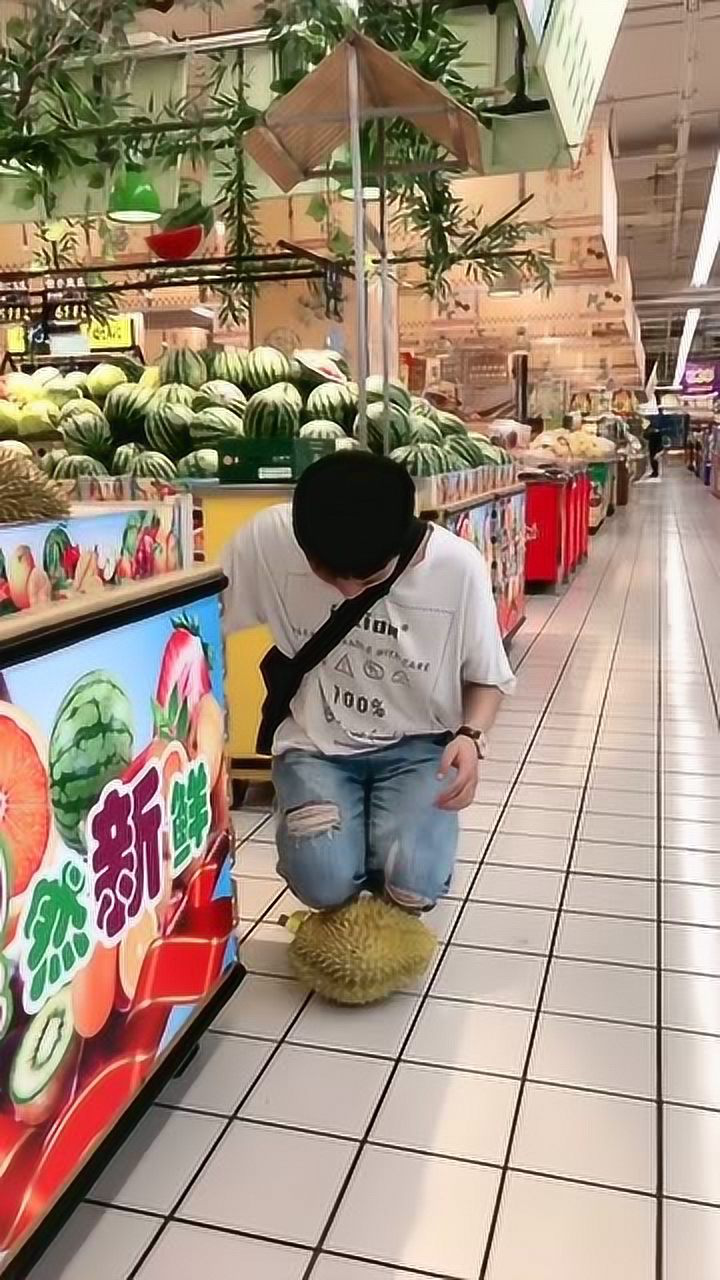 买榴莲都要跪三拜?帅哥跪地挑选榴莲,得知真相男人秒懂太扎心!