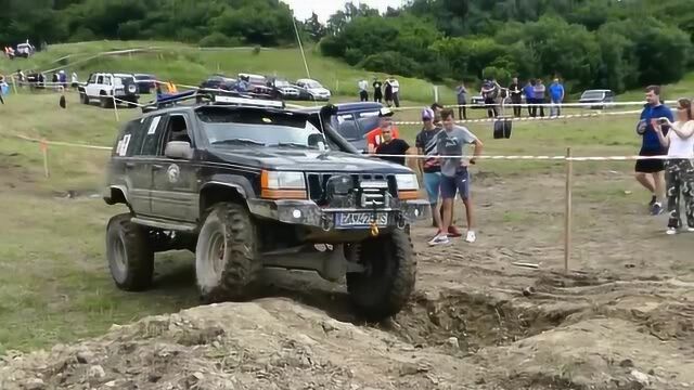 普切罗基4x4越野车,强悍越野能力