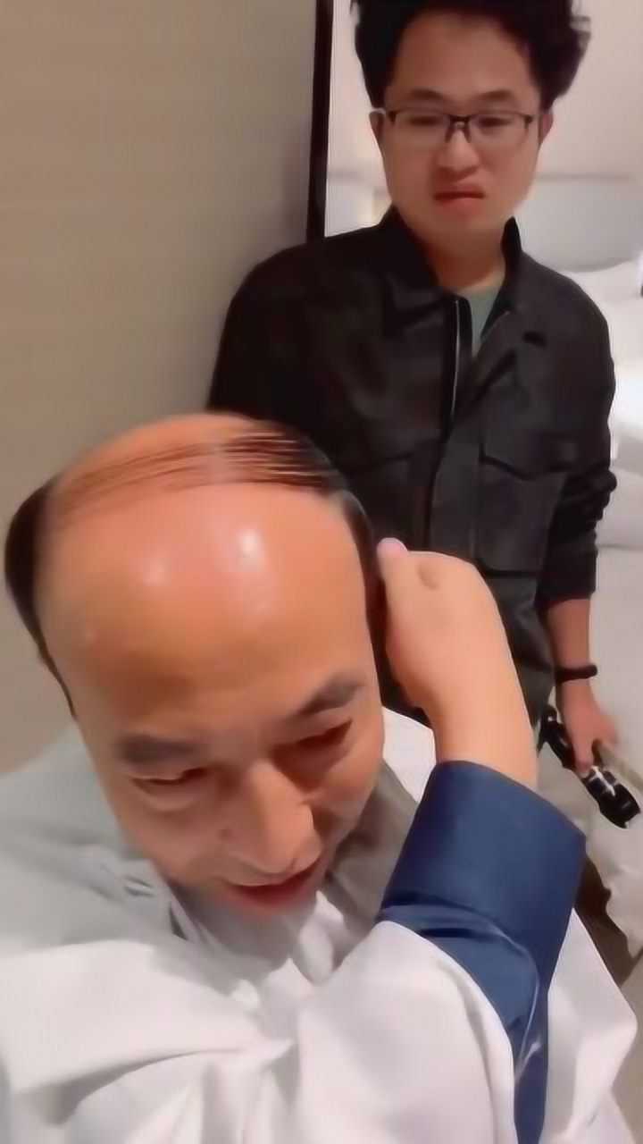 秃头大爷想烫头,托尼老师倒找钱,都想把他请走