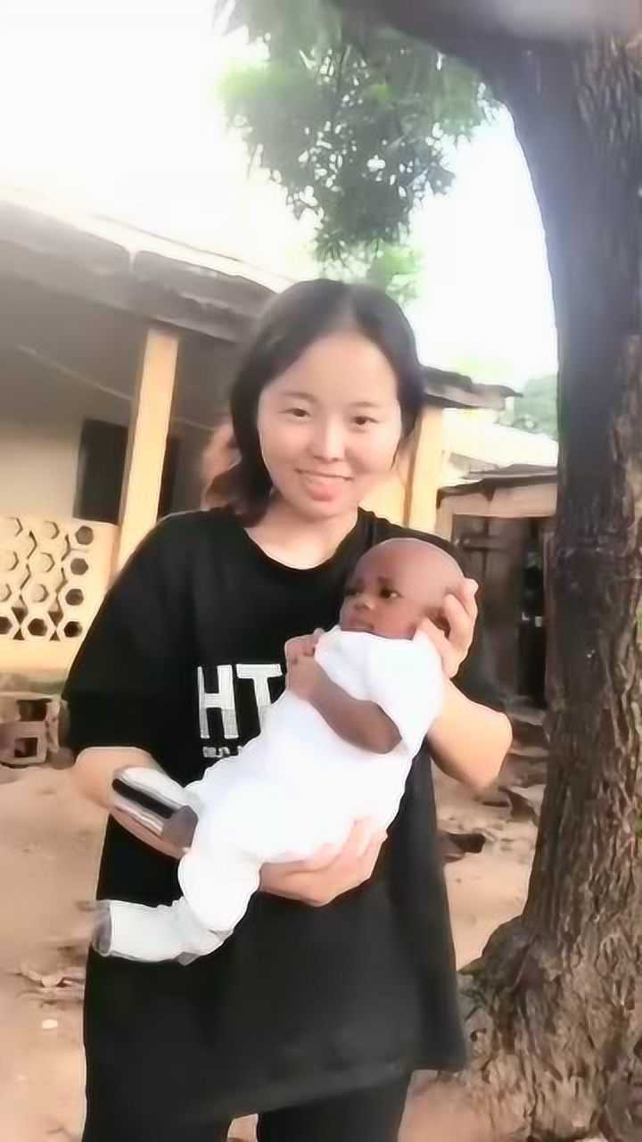 嫁到非洲的中国女人生了个混血宝宝网友黑人基因真强大
