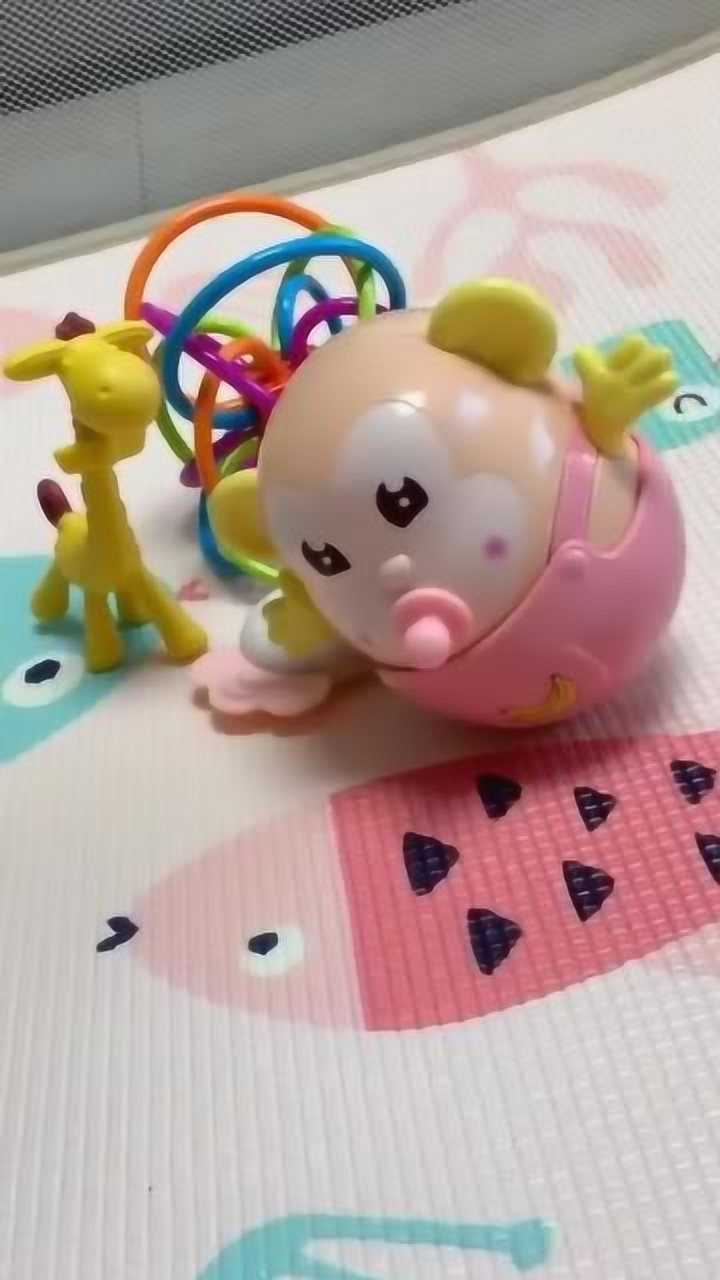 给你买的咬胶奶嘴你不玩,非得跟你大师兄抢奶嘴,胆子不小啊