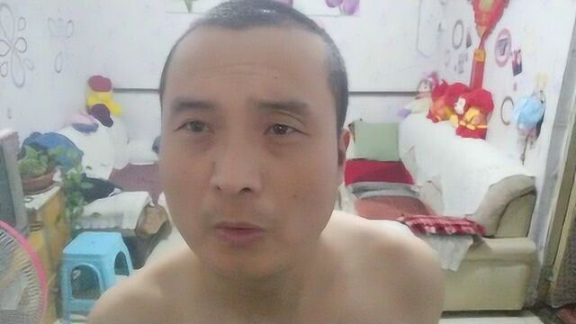 运动健身,每天做握力棒60次,做哑铃推举30次