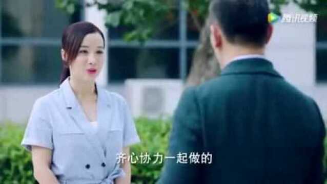 董事长夸奖家瑜的策划做得很好,家瑜很开心回答说我们团队齐心协力一起做的