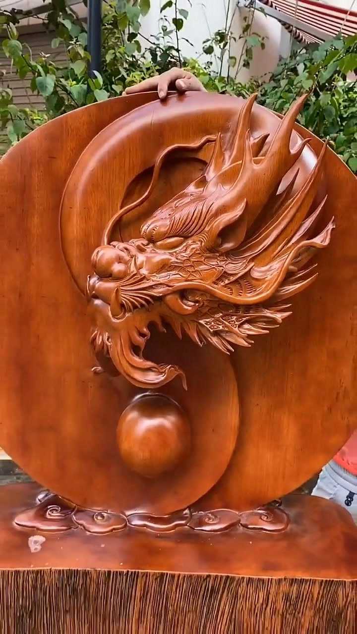 十分霸气的一款龙头木雕工艺品,看起来比别的工艺品帅多了!