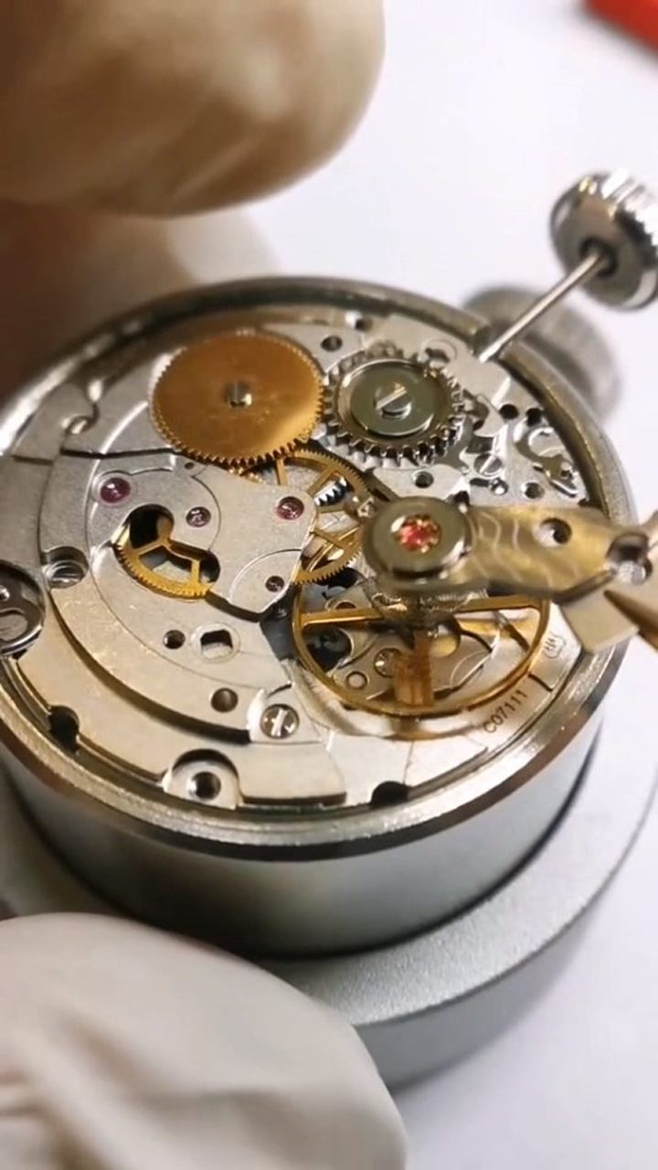 天梭力洛克80小时动力摆轮,要是您的和这个不一样,那就不用我明说了吧