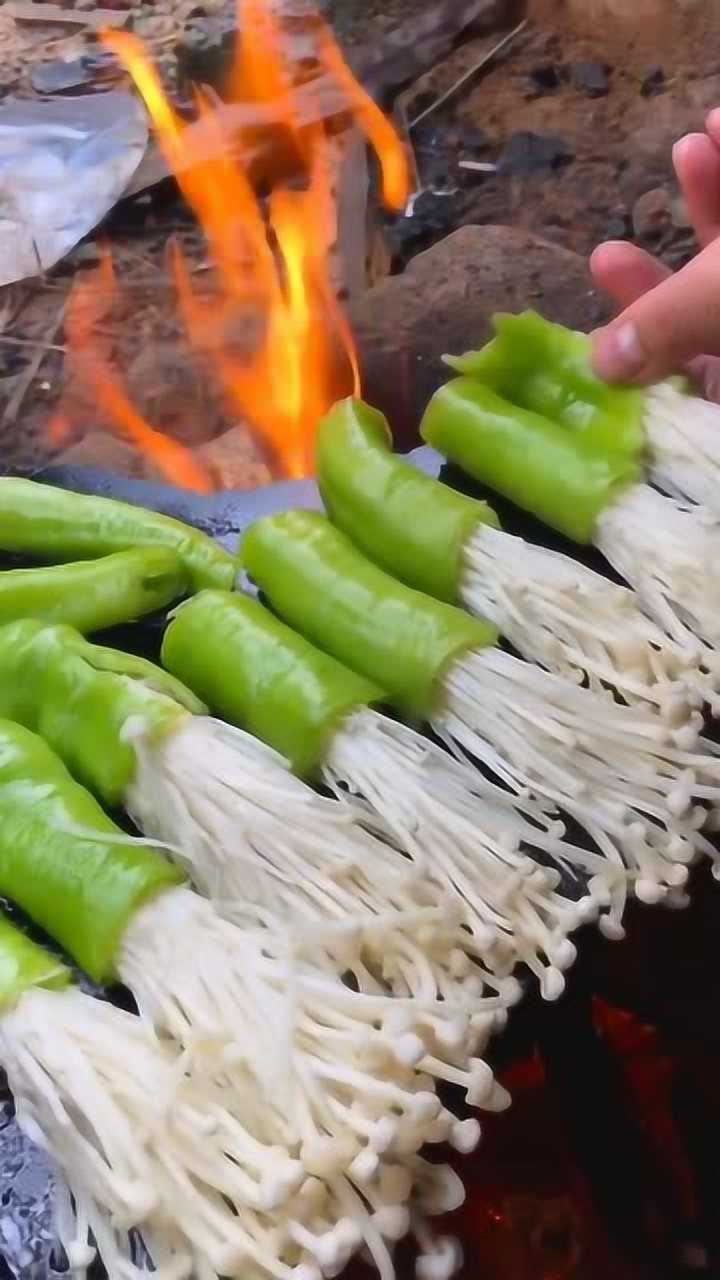 精神小伙祖传的石板金针菇酿尖椒