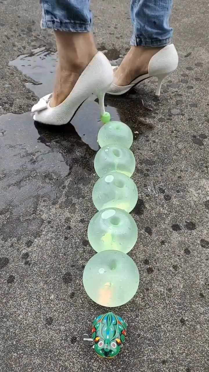美女玩爆气球高跟鞋踩上去的一瞬间太解压了
