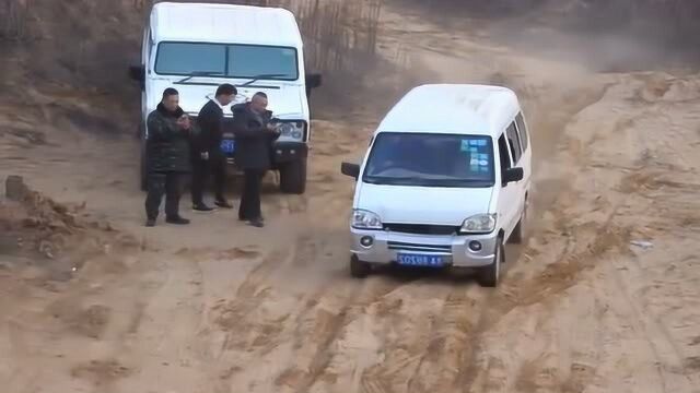 不愧是公认的神车,五菱宏光玩起越野,秒杀百万豪车!